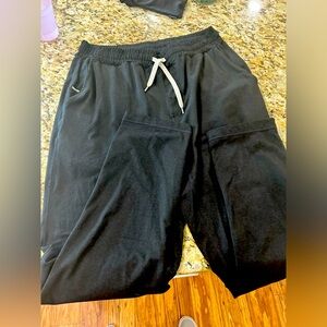 Men’s black Vuori sweats!